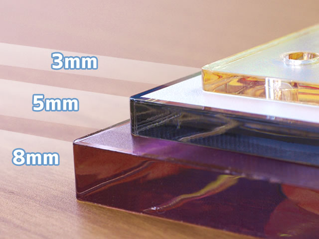 様々な厚みのアクリル製品